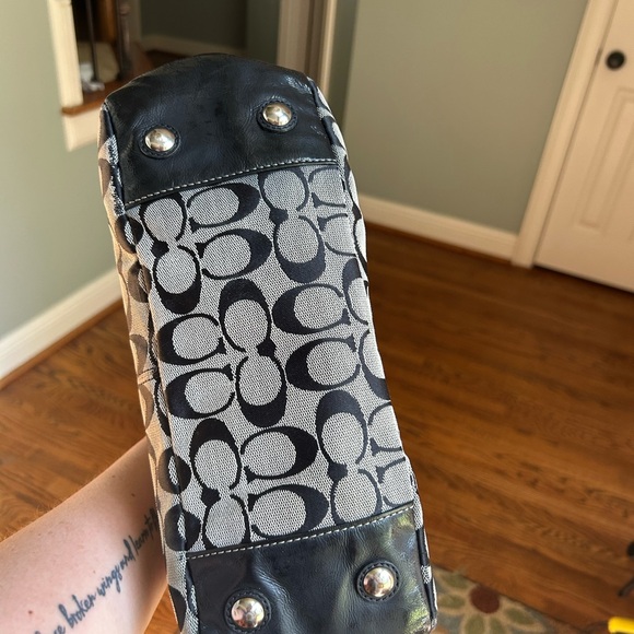 Coach Black and Cream Signature Shoulder Bag - Picture 4 of 12